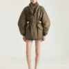 Bomber o kroju klepsydry z kołnierzem szalowym zapinanym na zamek, wykonany z nylonu Bomber o kroju klepsydry z kołnierzem szalowym zapinanym na zamek, wykonany z nylonu