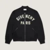 Bomber z haftowanym napisem „Givenchy Paris” w satynowym wykończeniu Bomber z haftowanym napisem „Givenchy Paris” w satynowym wykończeniu