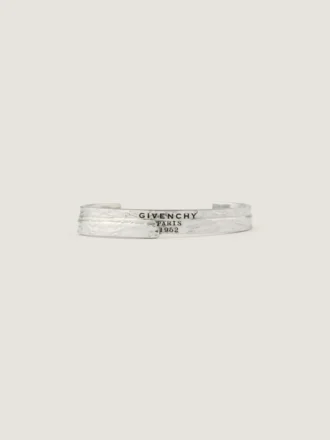 Bransoletka typu mankiet z linii Givenchy Tape, wykonana z metalu i emalii Bransoletka typu mankiet z linii Givenchy Tape, wykonana z metalu i emalii