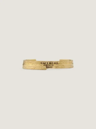 Bransoletka typu mankiet z linii Givenchy Tape, wykonana z metalu i emalii Bransoletka typu mankiet z linii Givenchy Tape, wykonana z metalu i emalii