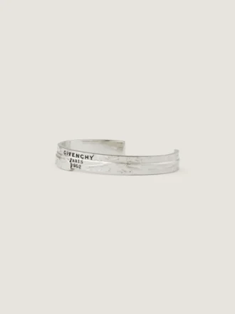 Bransoletka typu mankiet z linii Givenchy Tape, wykonana z metalu i emalii Bransoletka typu mankiet z linii Givenchy Tape, wykonana z metalu i emalii