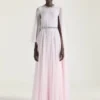 drapowana suknia wieczorowa z szyfonu z kryształkami i peleryną drapowana suknia wieczorowa z szyfonu z kryształkami i peleryną