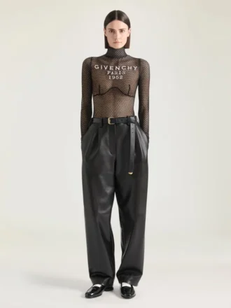 Korpus z siateczki z charakterystycznym logo Givenchy
