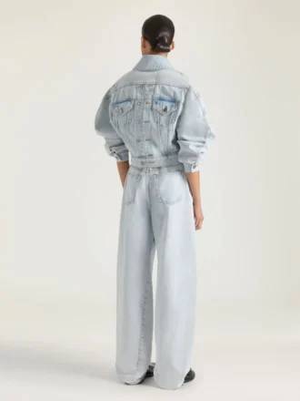Kurtka typu „back-to-front” w stylu kokonowym z jasnoniebieskiego denimu Kurtka typu „back-to-front” w stylu kokonowym z jasnoniebieskiego denimu
