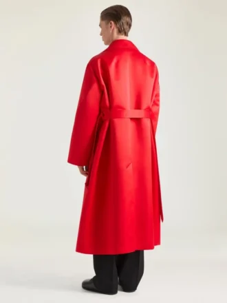 Płaszcz z satynowymi szwami w stylu couture