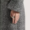 Pierścionek Givenchy Tape z metalu i emalii Pierścionek Givenchy Tape z metalu i emalii