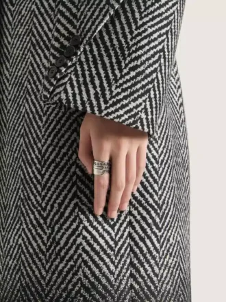 Pierścionek Givenchy Tape z metalu i emalii Pierścionek Givenchy Tape z metalu i emalii