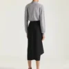 Sweter z drapowanym dekoltem z wełny Sweter z drapowanym dekoltem z wełny