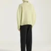 Sweter z golfem i szwami couture z wełny alpaki i jaka Sweter z golfem i szwami couture z wełny alpaki i jaka